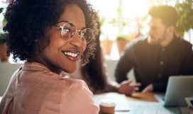 Manager-femme-souriante--- Manager-femme-souriante---